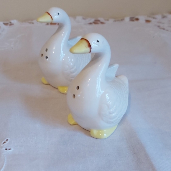 2 for $25 Vintage Swan Salt and Pepper shakers - Picture 1 of 3